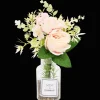 Kunstbloemen in glazen fles